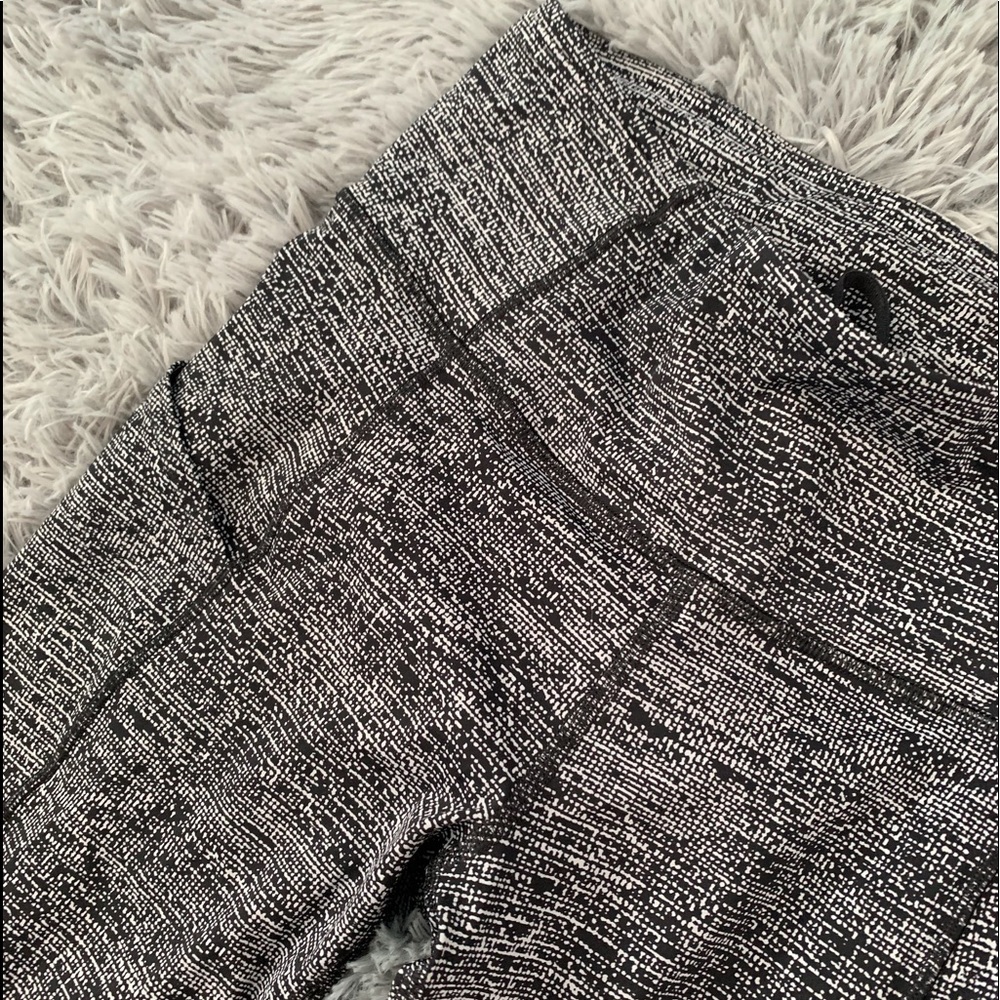 Lululemon yoga pants. - Picture 5 of 10